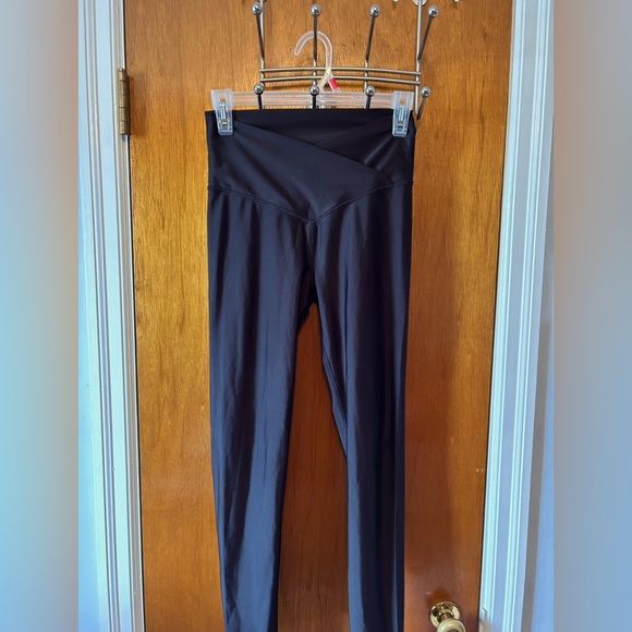 AERIE OFFLINE CROSSOVER BLACK LEGGINGS SIZE MEDIUM (worn once) - Picture 1 of 2